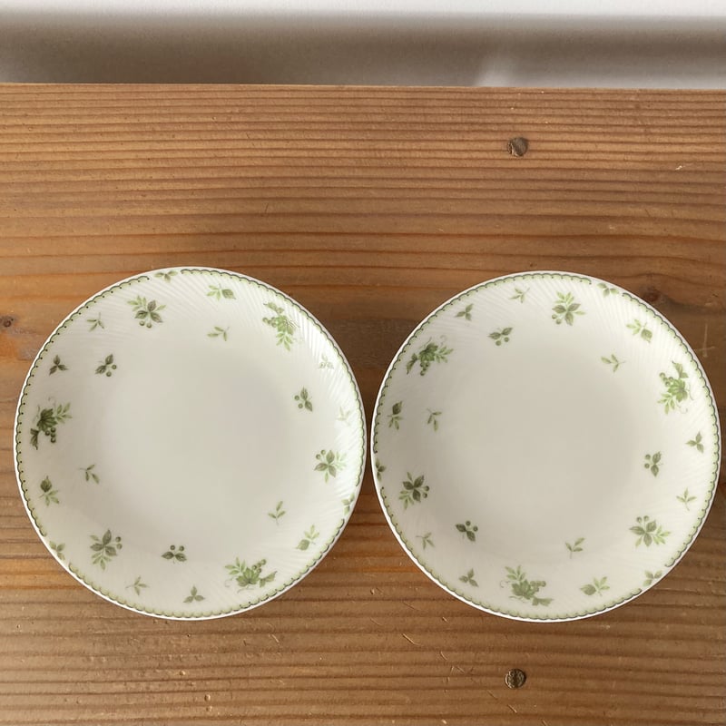 NARUMI Fine China ブドウ&リーフ柄 ケーキ皿 2枚セット NARUMI Fine China ブドウ&リーフ柄 ケーキ皿 2枚セット
