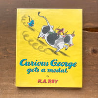 Curious George gets a medal おさるのジョージ／H.A.REY