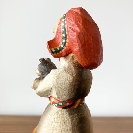 HENNING Wood Carving へニング木彫り彫刻／犬を抱く女性