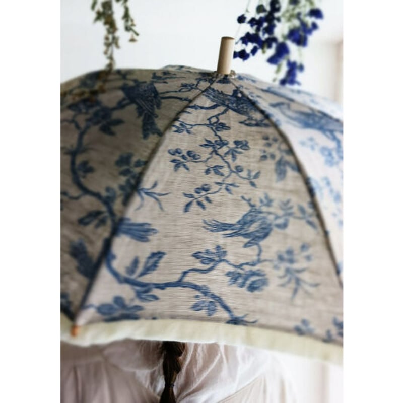 花宿る日傘 ブルー柄×青バラの花束 | MABATAKI 美雨(マバタキミウ）