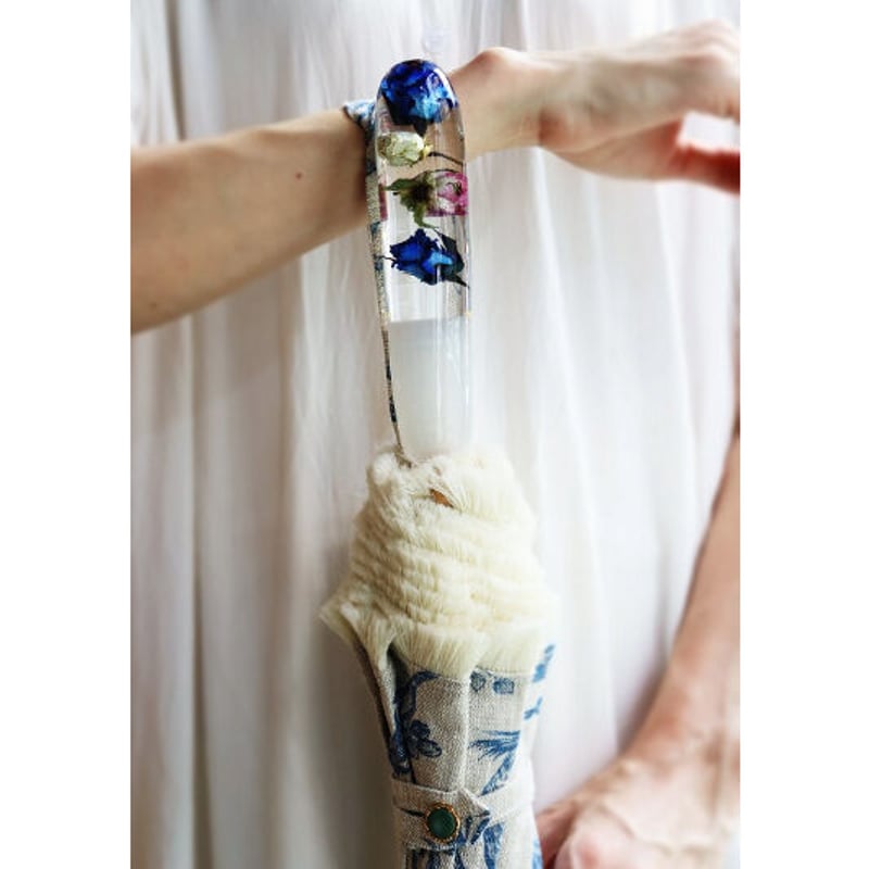 花宿る日傘 ブルー柄×青バラの花束 | MABATAKI 美雨(マバタキミウ）