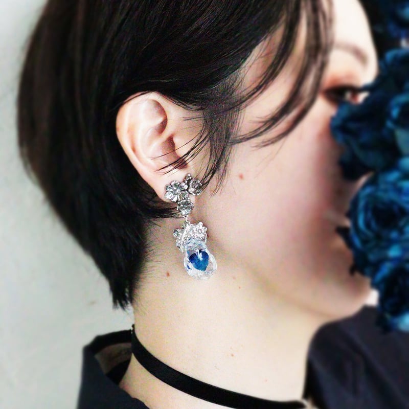追憶 Ver.2」ピアス/イヤリング(両耳set) Silver×青バラの花びら