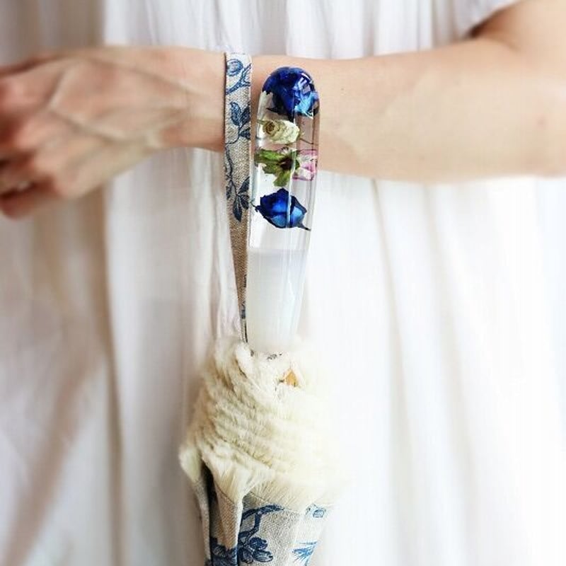 花宿る日傘 ブルー柄×青バラの花束 | MABATAKI 美雨(マバタキミウ）