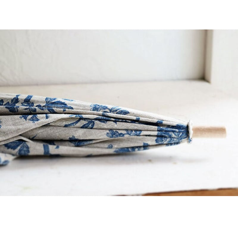 花宿る日傘 ブルー柄×青バラの花束 | MABATAKI 美雨(マバタキミウ）