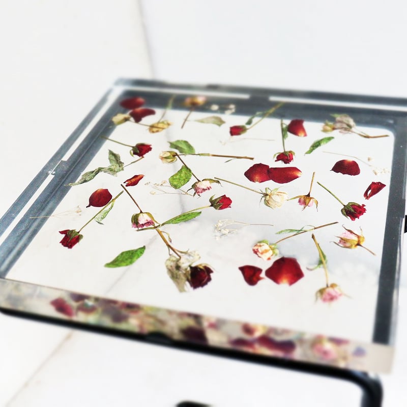 ハート♡二段♡薔薇サイドテーブル♡ ご予約商品 お花のサイドテーブル＃02 赤バラ舞う | MABATAKI 美雨