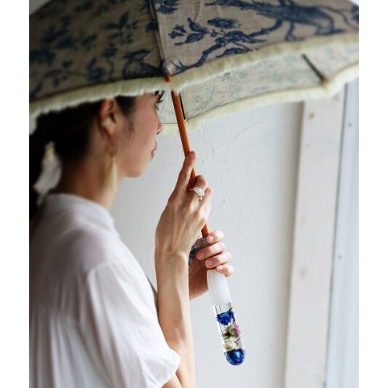 花宿る日傘 ブルー柄×青バラの花束 | MABATAKI 美雨(マバタキミウ）