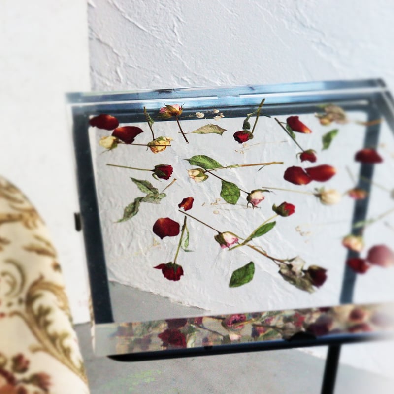 日光彫り、美しい薔薇のサイドテーブル、花台 花台｜ローズの彫刻ホワイト家具｜おしゃれ家具通販 Y-KAGU【輸入家具