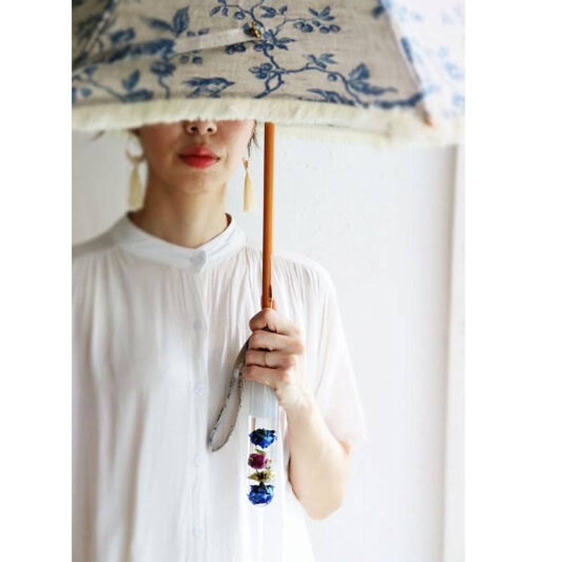 花宿る日傘 ブルー柄×青バラの花束 | MABATAKI 美雨(マバタキミウ）