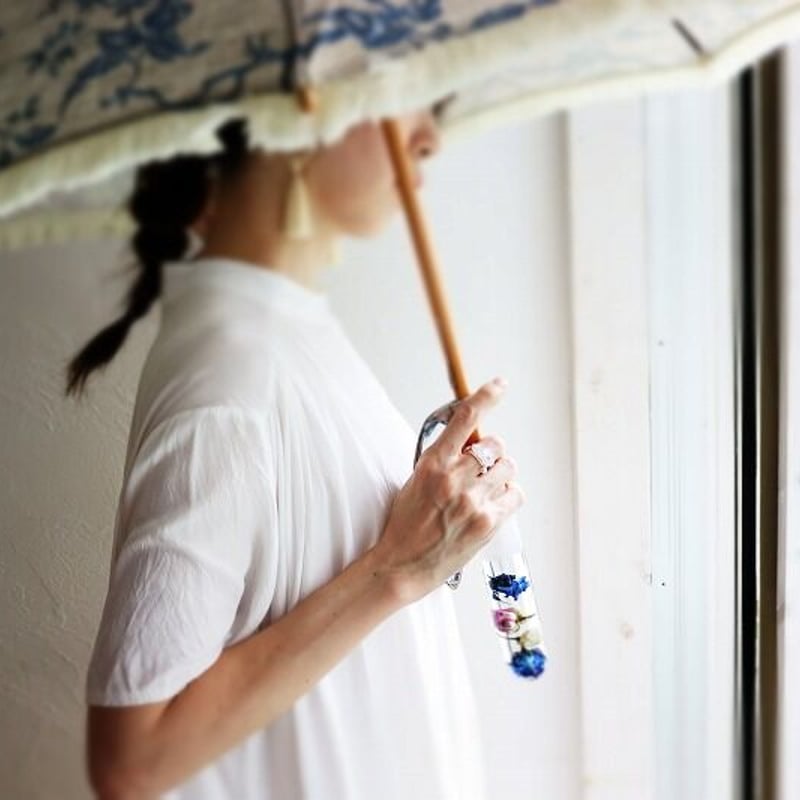 花宿る日傘 ブルー柄×青バラの花束 | MABATAKI 美雨(マバタキミウ）