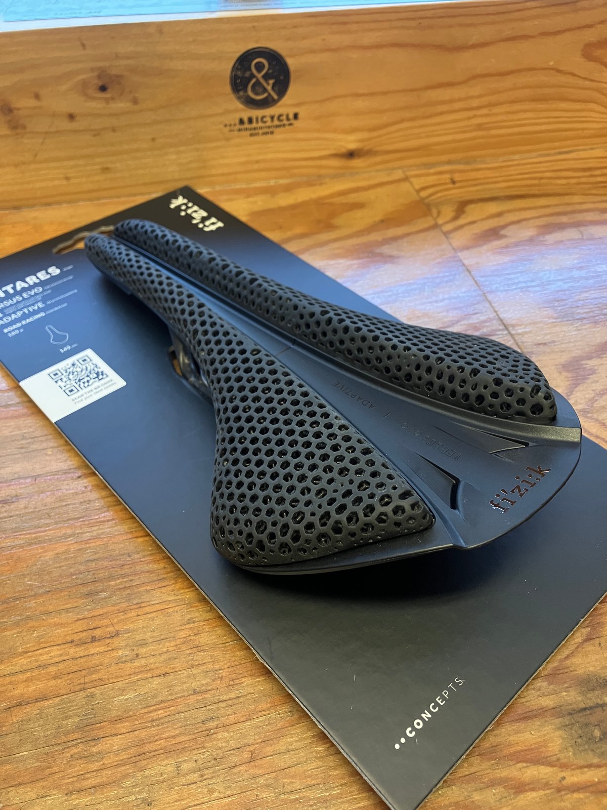 fi'zi:k VERSUS EVO R1 ADAPTIVEサドル 139mm Fizik Antares Versus Evo R1 Adaptive Saddle [70A5DODA0P002]