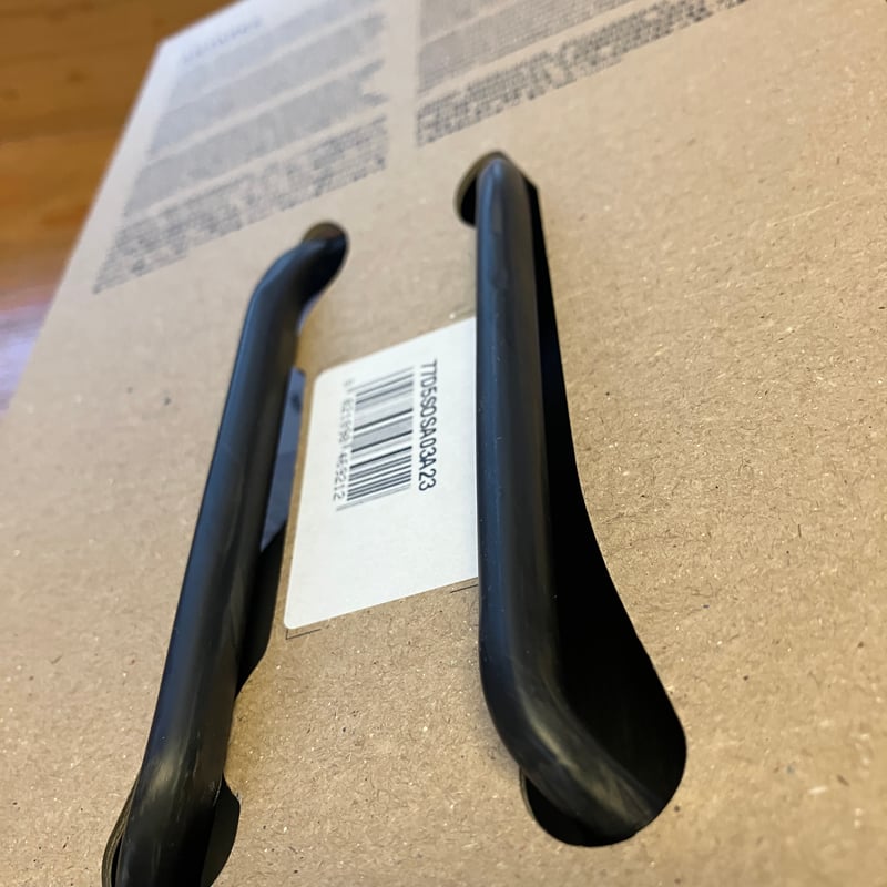 fi'zi:k VERSUS EVO R1 ADAPTIVEサドル 139mm フィジーク：新製品情報】BACK IN BLACK. 未来のサドルをすべて
