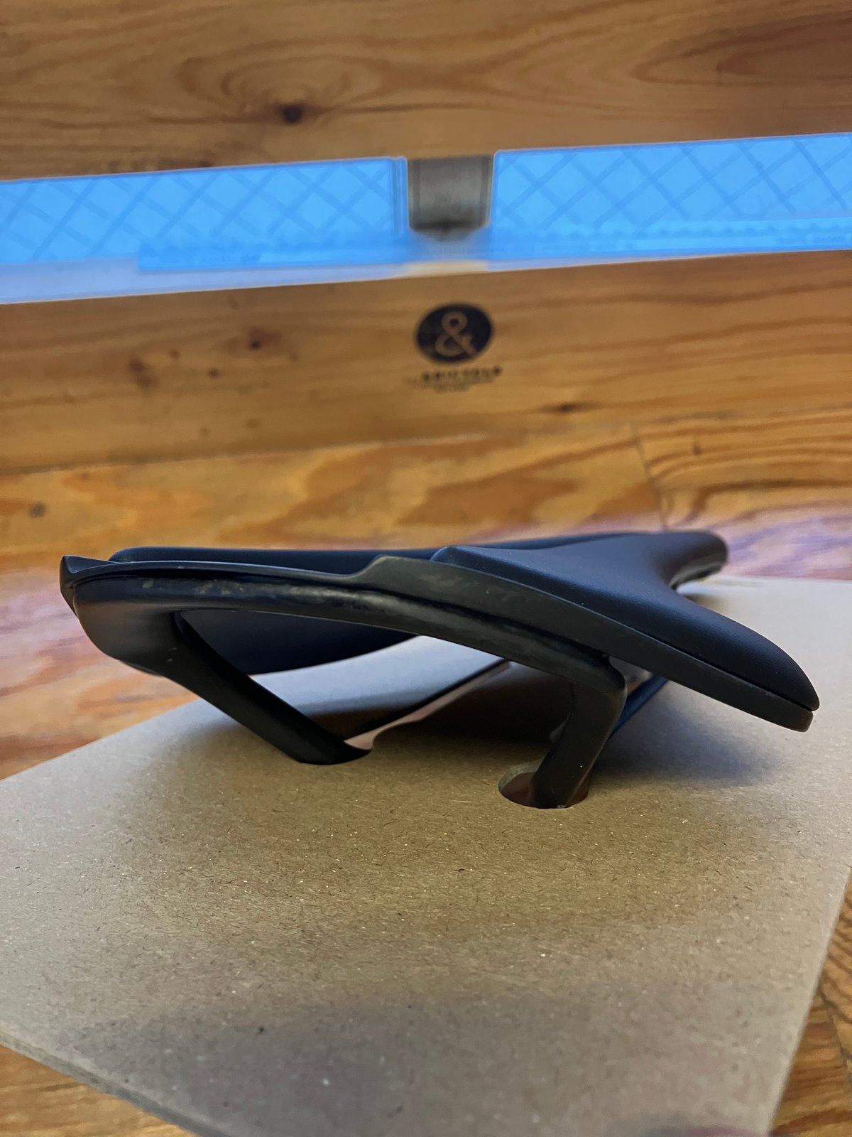 fi'zi:k VERSUS EVO R1 ADAPTIVEサドル 139mm フィジーク：新製品情報】BACK IN BLACK. 未来のサドルをすべて