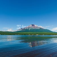 初夏の山中湖と富士山［山中湖村］