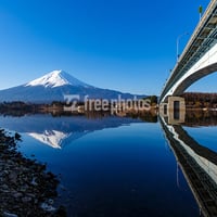 河口湖大橋と冬の富士山［河口湖町］