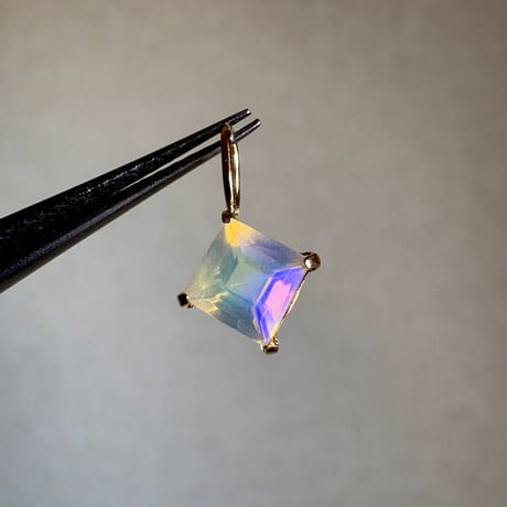 K18 天然石オパール　スクエア　　18金イエローゴールド　ペンダントトップ　チャーム　opal SQ