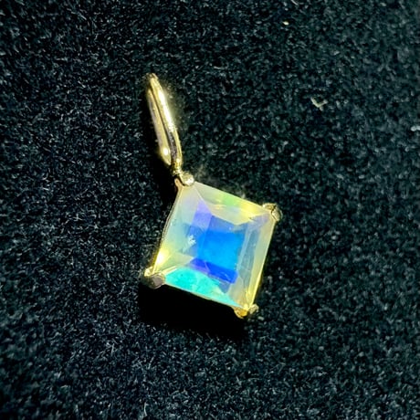 K18 天然石オパール　スクエア　　18金イエローゴールド　ペンダントトップ　チャーム　opal SQ