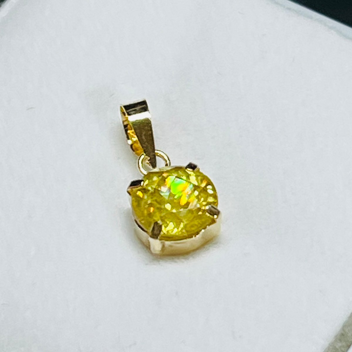 K18 大粒♪天然石スフェーン　ペンダントトップ　希少石レアラウンドsphene K18 天然石スフェーン ペンダントトップ 希少石 レア ラウンド sphene