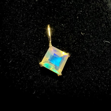 K18 天然石オパール　スクエア　　18金イエローゴールド　ペンダントトップ　チャーム　opal SQ