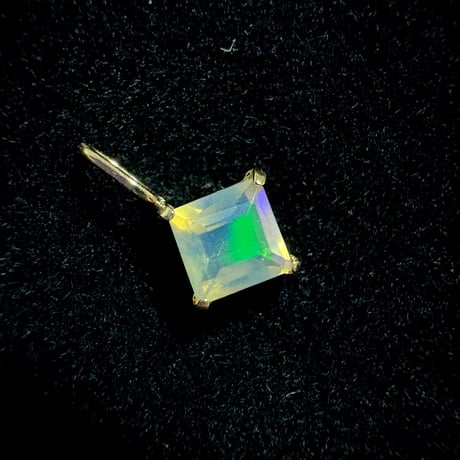 K18 天然石オパール　スクエア　　18金イエローゴールド　ペンダントトップ　チャーム　opal SQ