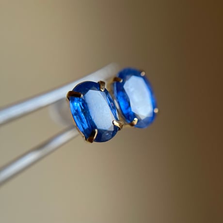 【スペシャルセール☆】 K18 天然石カイヤナイト　oval ピアス　カラーストーン