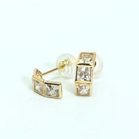 K18 天然石アレキサンドライト ピアス ラウンド 希少 レア カラー