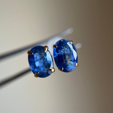 【スペシャルセール☆】 K18 天然石カイヤナイト　oval ピアス　カラーストーン