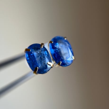 【スペシャルセール☆】 K18 天然石カイヤナイト　oval ピアス　カラーストーン