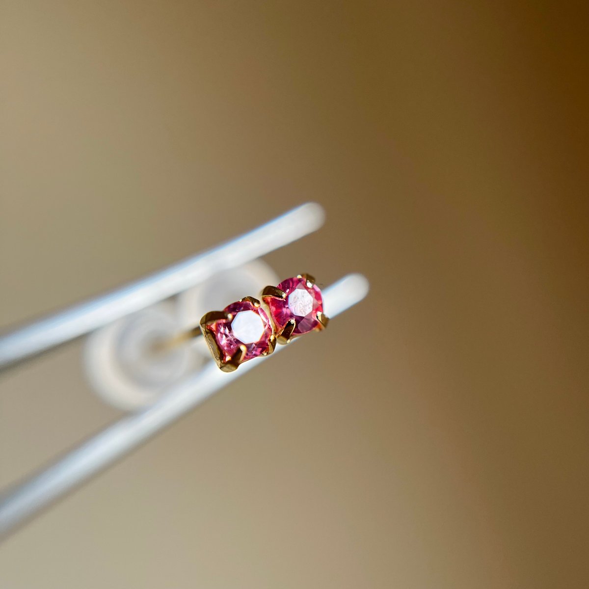 K18 天然石アヤナスピネル ラウンド ピアス 希少石 レアストーン 18金