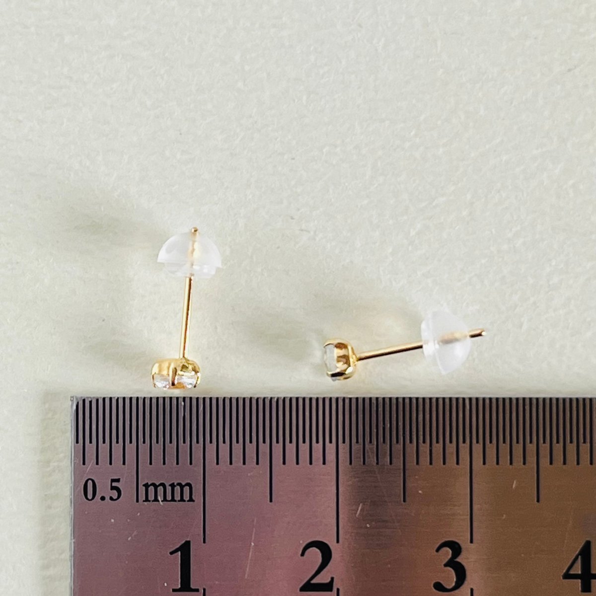 K18 天然石サファイア 無色 ホワイトサファイア ピアス ラウンド