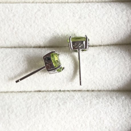 天然石ペリドット　オーバル　ピアス