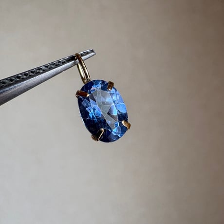 K18 ミスティッククォーツ（ブルー系）オーバル 5×7mm ペンダントトップ 18金