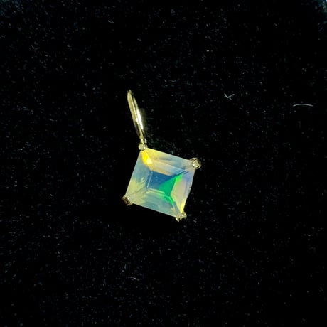 K18 天然石オパール　スクエア　　18金イエローゴールド　ペンダントトップ　チャーム　opal SQ