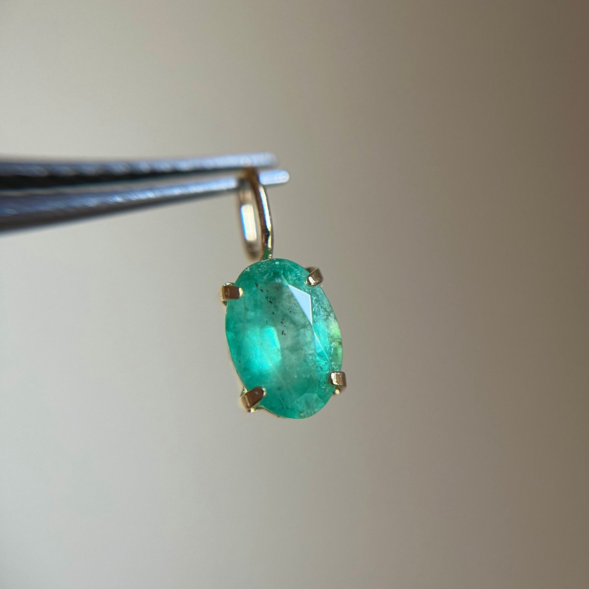 K18エメラルド ペンダントトップ チャーム 18金 ダイヤ付き カラーストーン