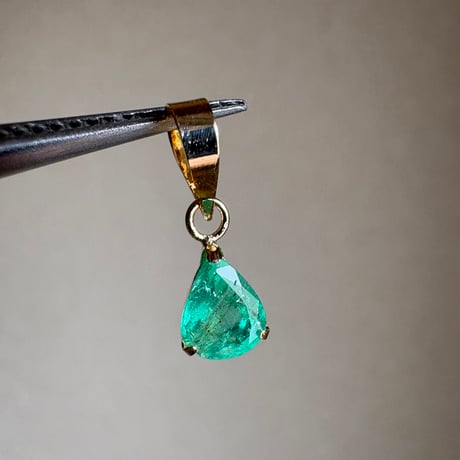 K18 天然石エメラルド ペンダントトップ　18金イエローゴールド　PEAR　チャーム