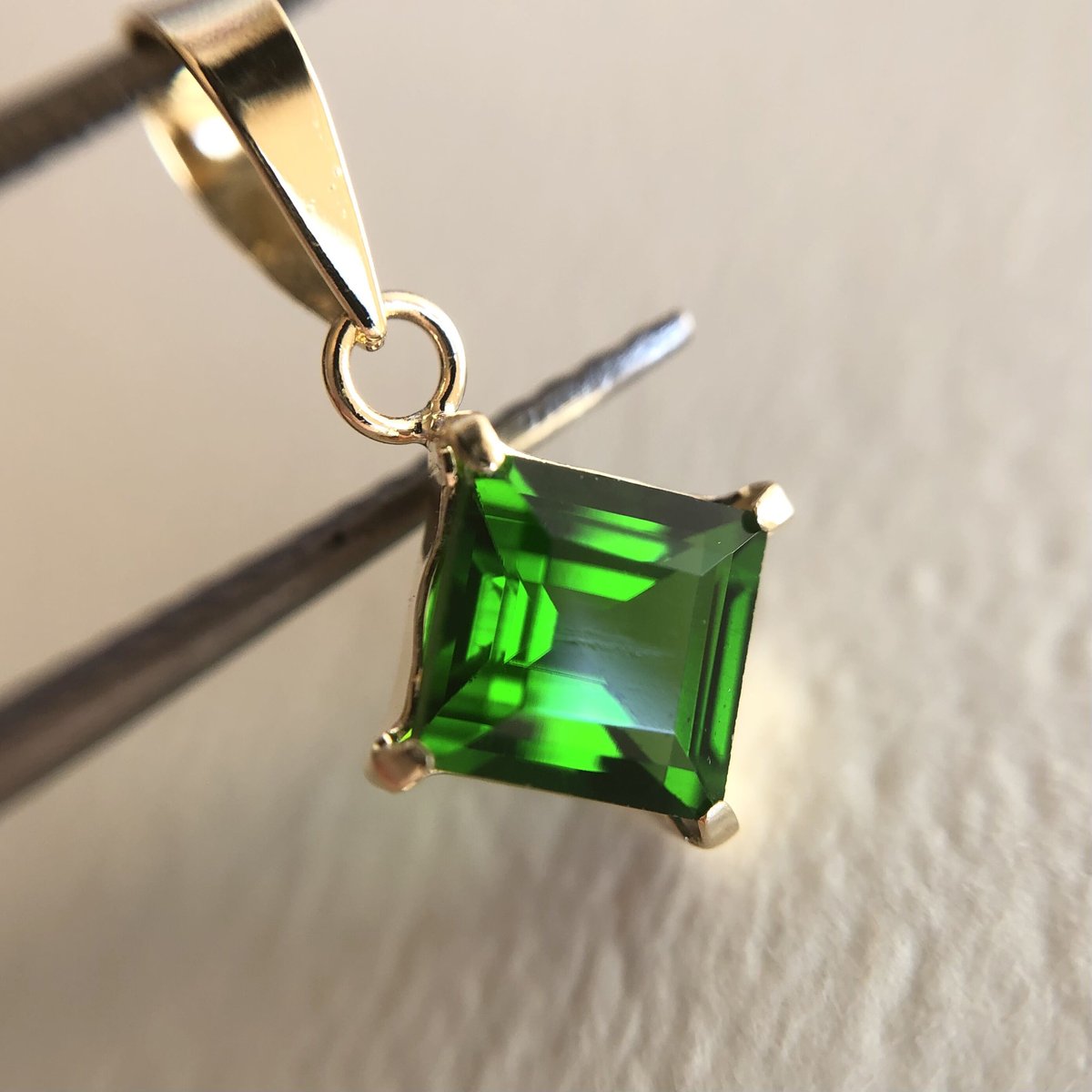 ロシア産クロムダイオプサイト原石y2136/1565