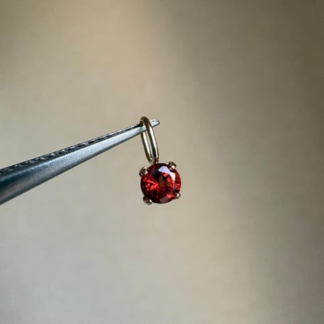 K18 天然石レッドスピネル　ペンダントトップ　　チャーム　希少石　レアストーン　18金  カラーストーン