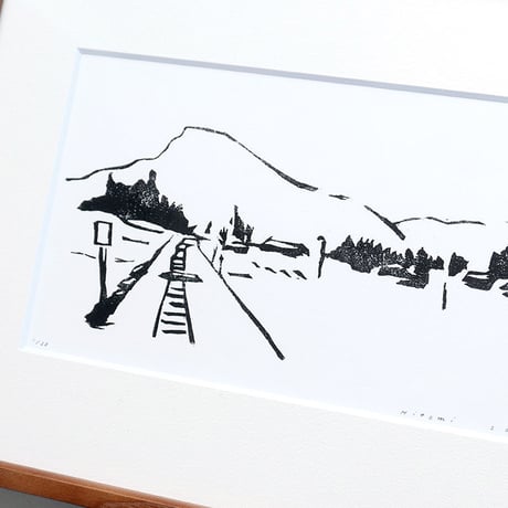 平岡瞳　木版画「線路沿いの風景」