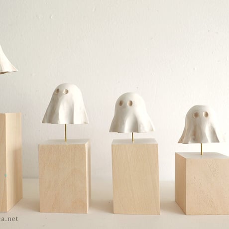 伊津野果地　木彫作品「Ghosts」