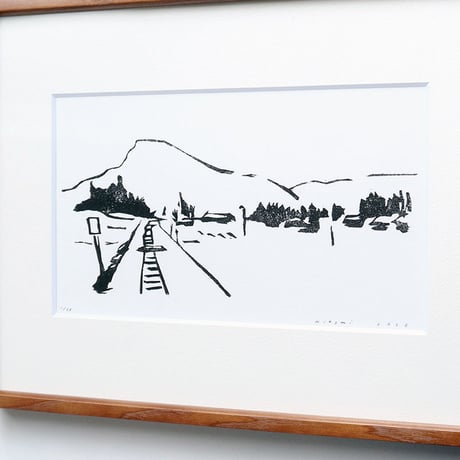 平岡瞳　木版画「線路沿いの風景」