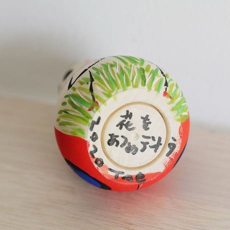 竹上妙「花をあつめテントウ」こけし
