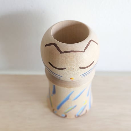 うえのよう「眠る猫こけし（雨）」