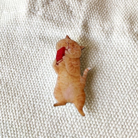 町田尚子「ねこはるすばん」ピンバッジ
