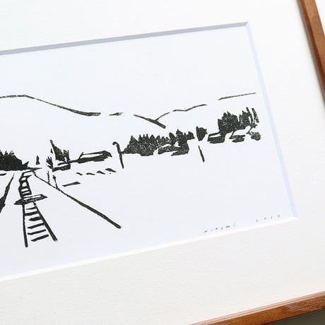 平岡瞳　木版画「線路沿いの風景」