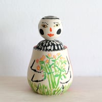 竹上妙「花をあつめテントウ」こけし