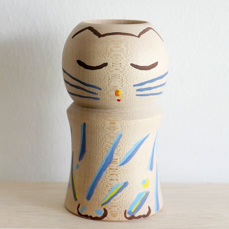 うえのよう「眠る猫こけし（雨）」