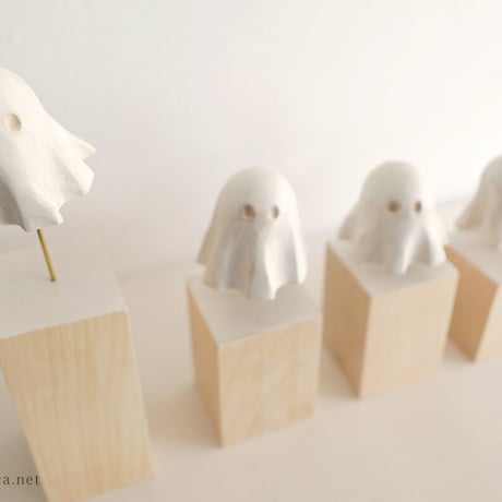 伊津野果地　木彫作品「Ghosts」