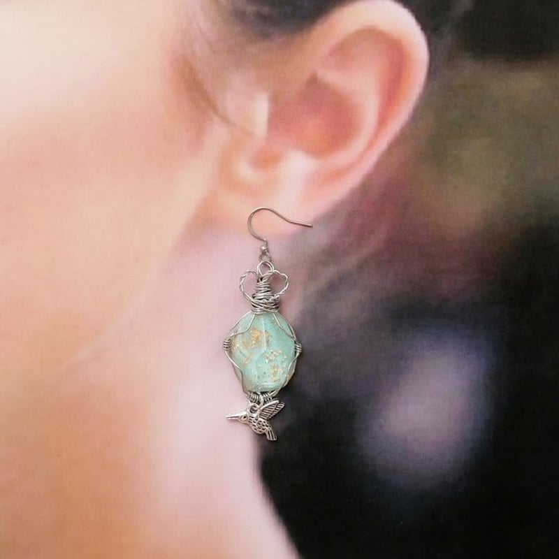 金箔入りカボションとハチドリのワイヤーラッピングピアス・イヤリング