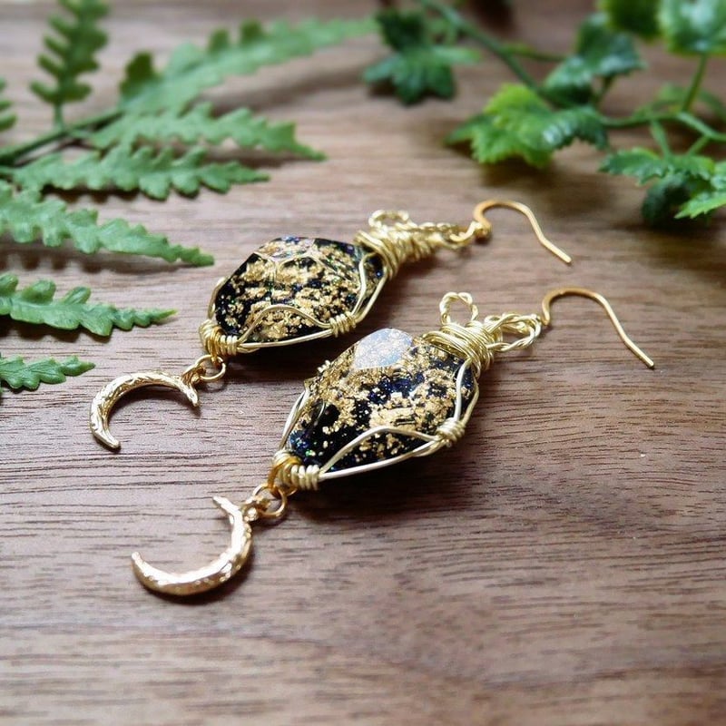 金箔入りカボションと三日月のワイヤーラッピング ピアス・イヤリング