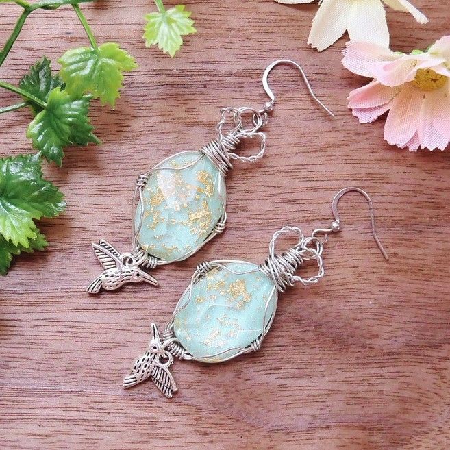 金箔入りカボションとハチドリのワイヤーラッピングピアス・イヤリング