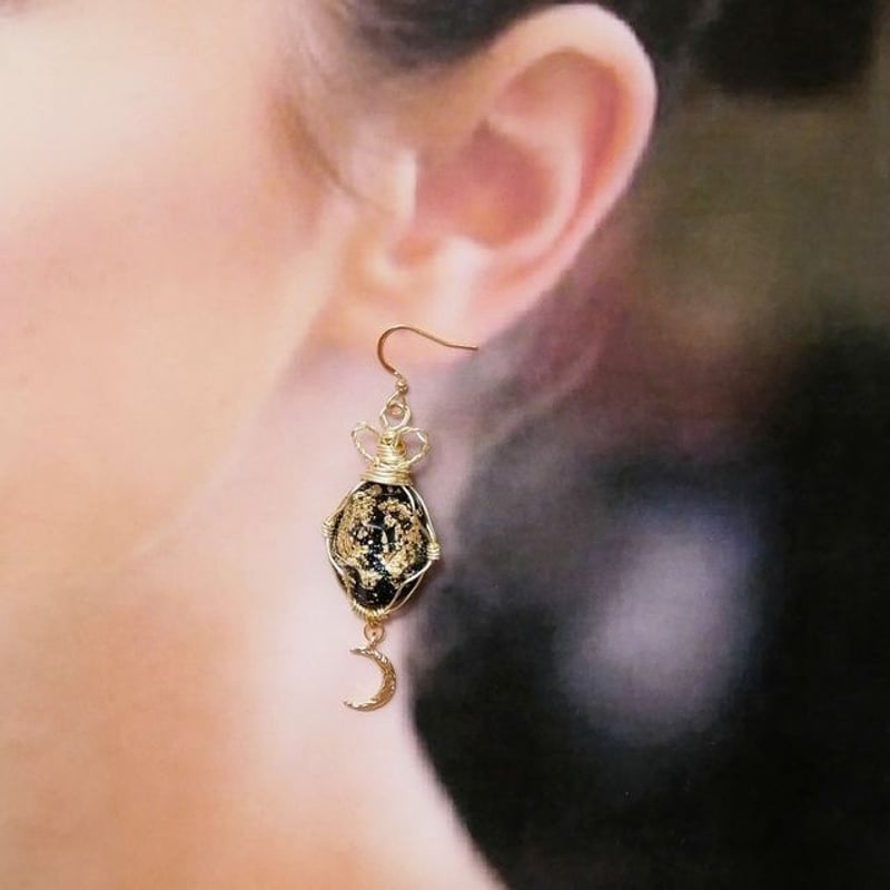 金箔入りカボションと三日月のワイヤーラッピング ピアス・イヤリング